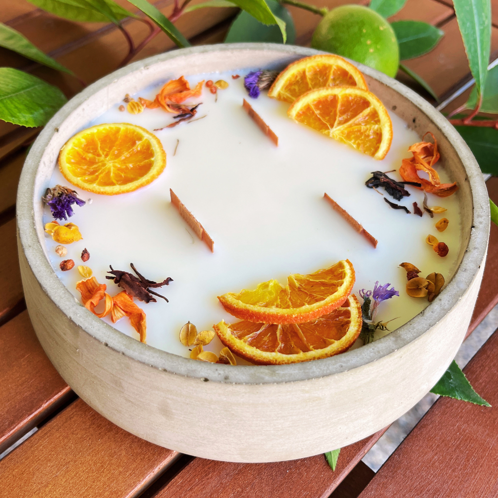 Handbesetze XXL Outdoor Citronella-Betonkerze „Big Grey - Mugge Schreck“ – Mit drei Holdochten - Handgemachter Insektenschutz aus dem Südschwarzwald mit Blütenverzierung - Garten-On.de