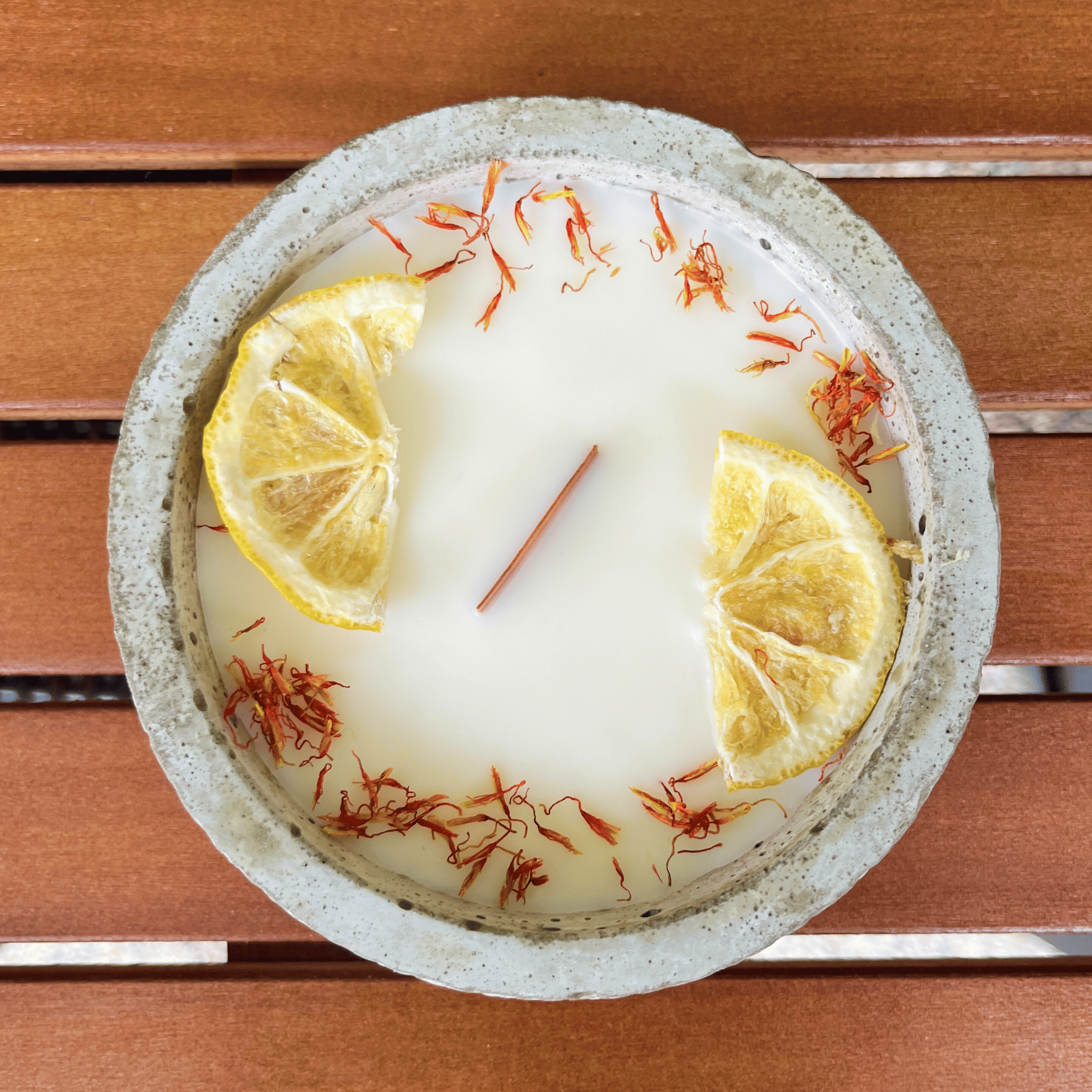Limitierte Einzelstücke: Outdoor Citronella-Betonkerze „Mugge Schreck“ – Handgemachter Insektenschutz aus dem Südschwarzwald mit Blütenverzierung - Garten-On.de