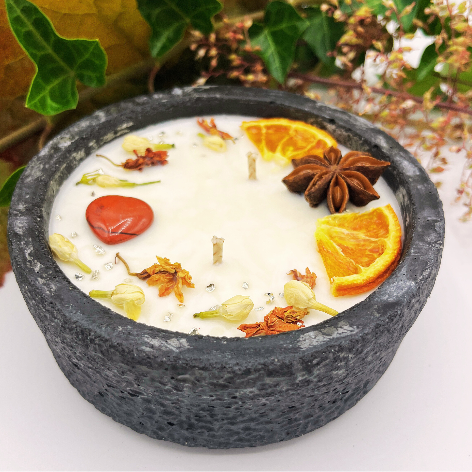 Black Edition Handgemachte Betonkerze „Black Hearts“ - Stilvolle Sojawachskerze für Ihr Zuhause. Mit Blütenverzierung und HOCHWERTIGEM Baumwolldocht aus dem Südschwarzwald - Garten-On.de