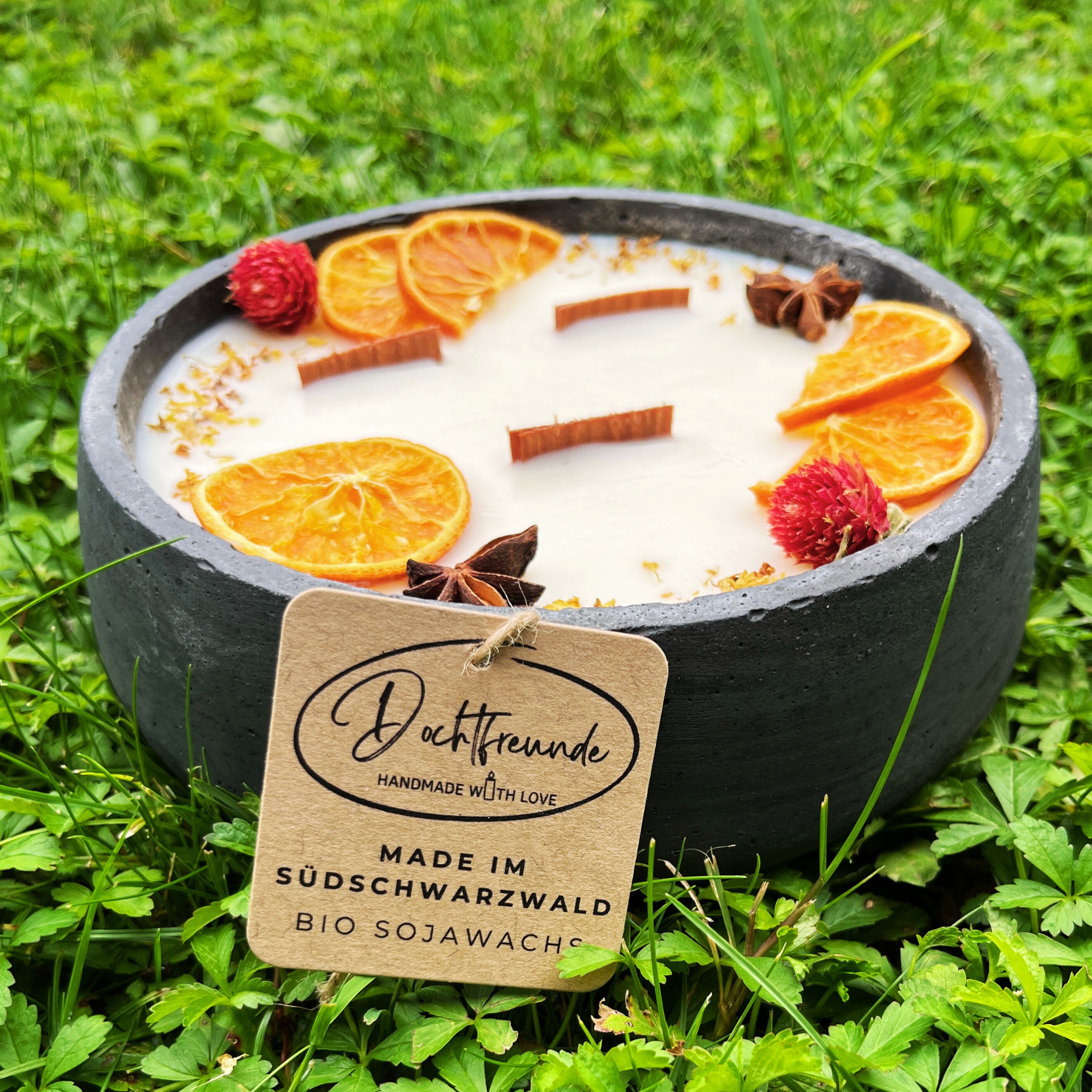 Handbesetze XXL Outdoor Citronella-Betonkerze Black Edition „Big Black - Mugge Schreck“ – Mit drei Holdochten - Handgemachter Insektenschutz aus dem Südschwarzwald mit Blütenverzierung - Garten-On.de