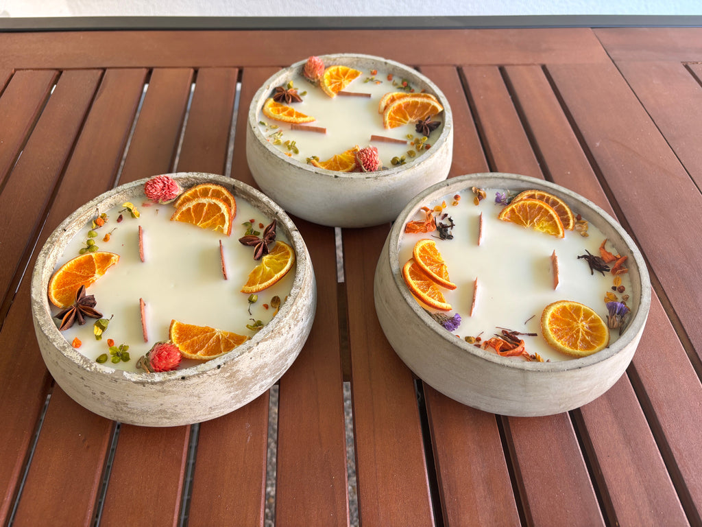 Handbesetze XXL Outdoor Citronella-Betonkerze „Big Grey - Mugge Schreck“ – Mit drei Holdochten - Handgemachter Insektenschutz aus dem Südschwarzwald mit Blütenverzierung - Garten-On.de