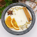 Handgemachte Betonkerze „Black Cinnamon“ - Stilvolle Sojawachskerze für Ihr Zuhause. Mit Blütenverzierung und HOCHWERTIGEM Baumwolldocht aus dem Südschwarzwald - Garten-On.de