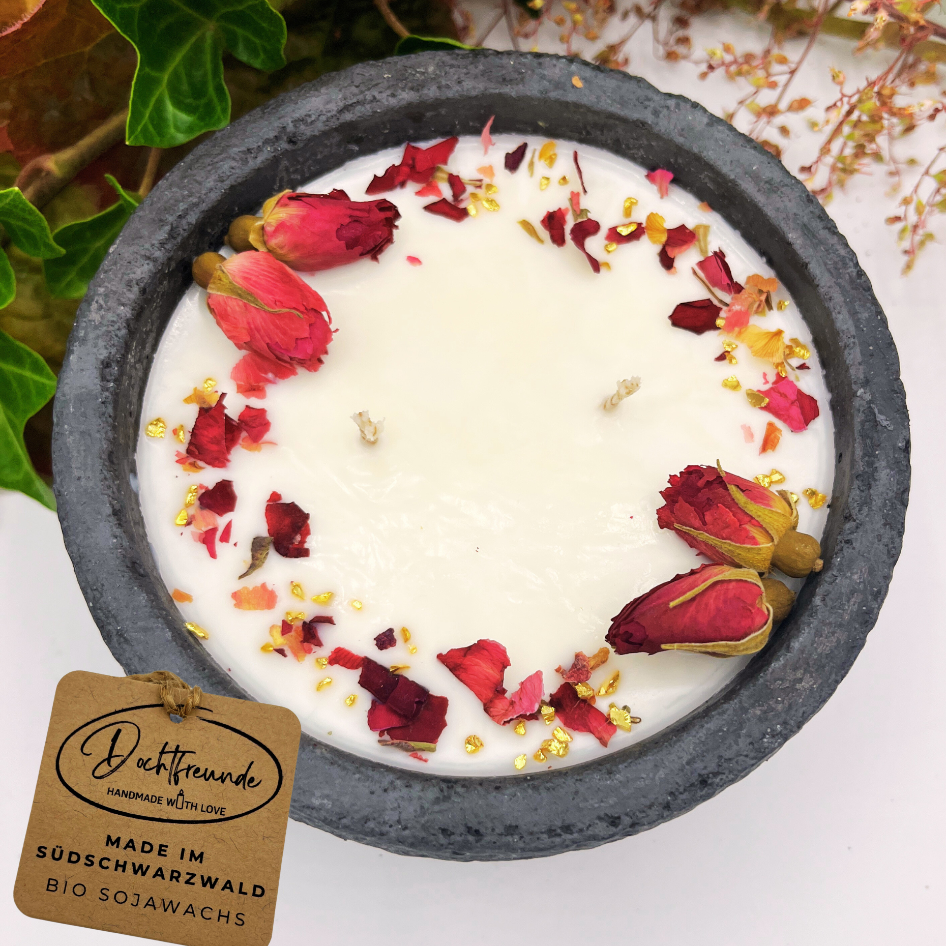 Handgemachte Betonkerze „Black Roses“ Aromakerze- Stilvolle Sojawachskerze für Ihr Zuhause. Mit Blütenverzierung und HOCHWERTIGEM Baumwolldocht aus dem Südschwarzwald - Garten-On.de