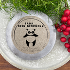 Tada dein Geschenk - LUSTIGER Panda personalisierbare PREMIUM Duftkerze mit verschiedenen Dekoren - handgemacht aus dem Südschwarzwald - Garten-On.de