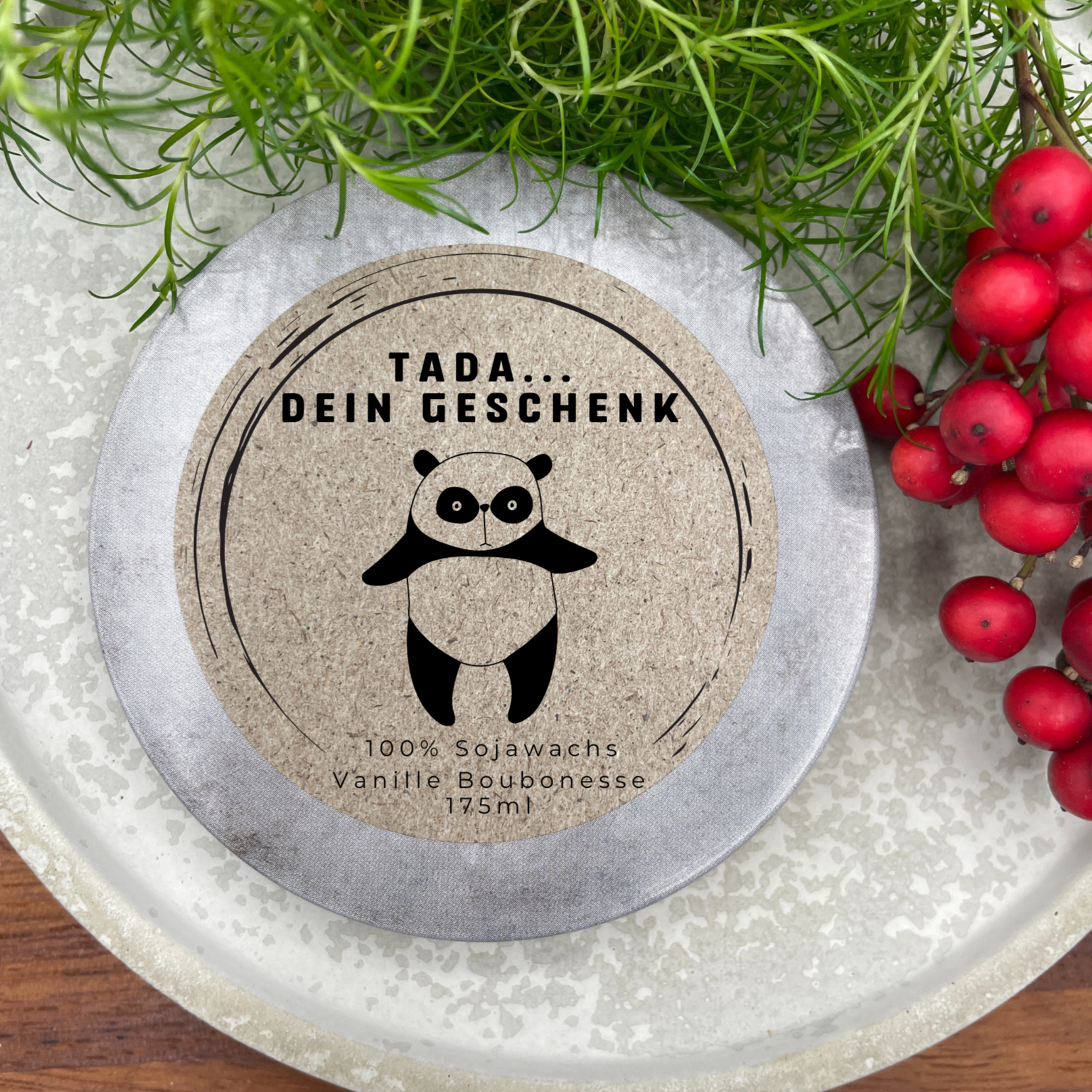 Tada dein Geschenk - LUSTIGER Panda personalisierbare PREMIUM Duftkerze mit verschiedenen Dekoren - handgemacht aus dem Südschwarzwald - Garten-On.de