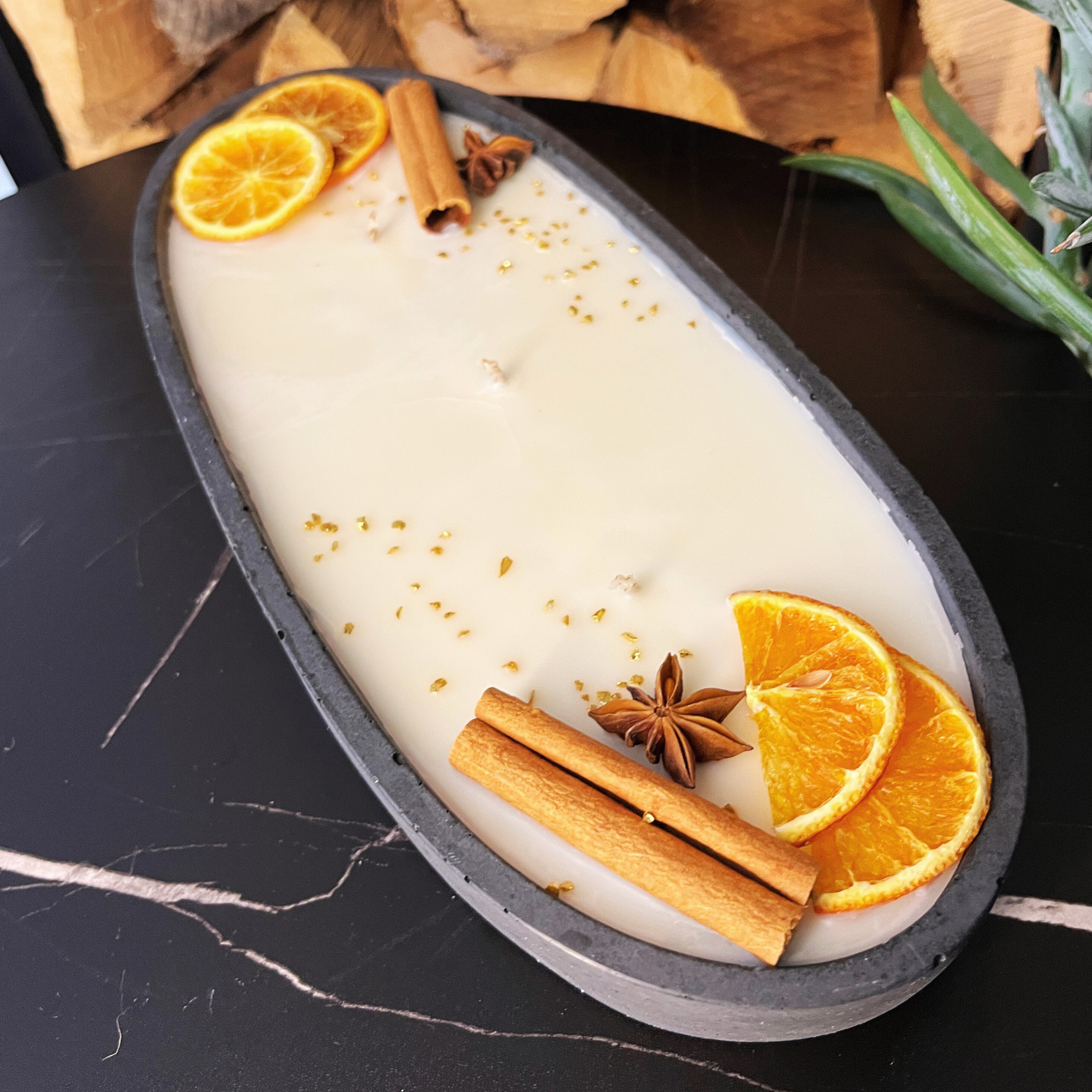 Black Edition - HANDGEMACHTE BETONKERZE "Black-Ship" - Stilvolle Sojawachskerze für Ihr Zuhause. Kerze mit Blütenverzierung und drei HOCHWERTIGEN Baumwolldochten - Garten-On.de