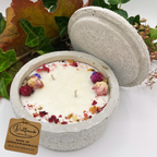 Handgefertigte Betonkerze Betongrau „Herbstglühen“ für Herbst und Winter - Stilvolle Sojawachskerze für Ihr Zuhause. Mit Blütenverzierung und HOCHWERTIGEM Baumwolldocht aus dem Südschwarzwald - Garten-On.de