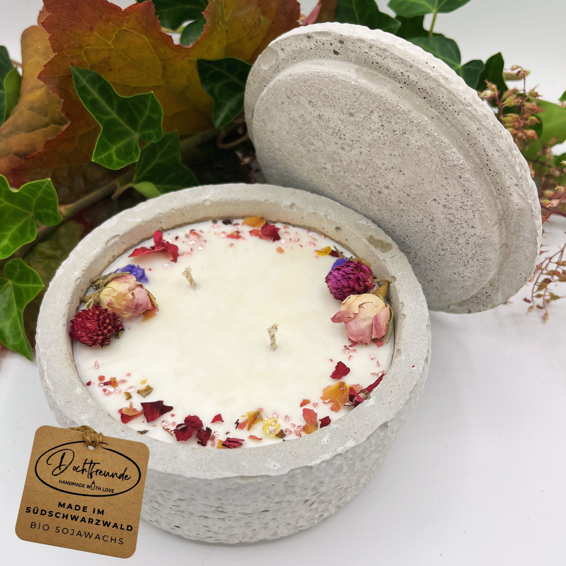 Handgefertigte Betonkerze Betongrau „Herbstglühen“ für Herbst und Winter - Stilvolle Sojawachskerze für Ihr Zuhause. Mit Blütenverzierung und HOCHWERTIGEM Baumwolldocht aus dem Südschwarzwald - Garten-On.de