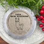 Tada - dein Geschenk - LUSTIGES Lama - personalisierbare PREMIUM Duftkerze mit verschiedenen Dekoren - handgemacht aus dem Südschwarzwald - Garten-On.de