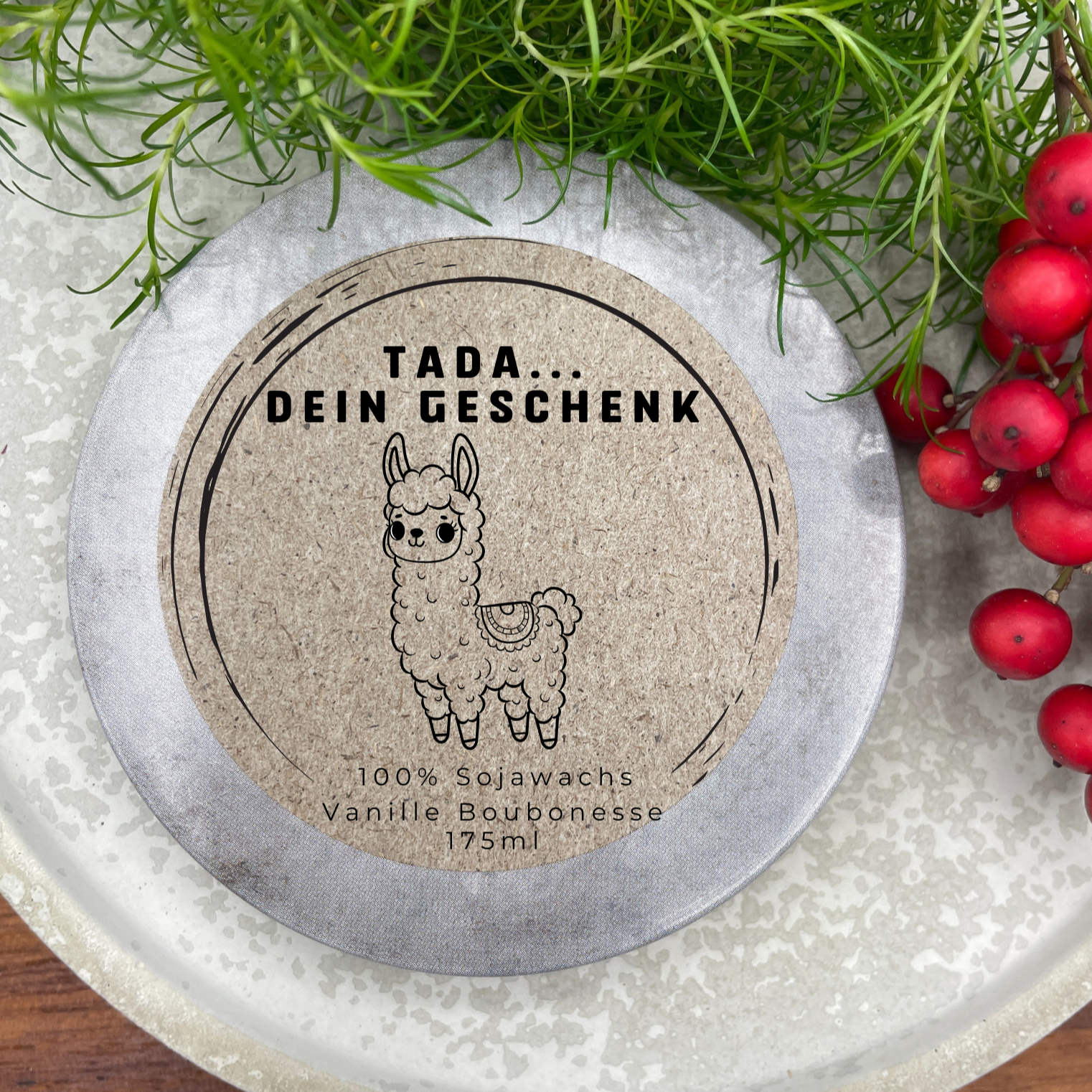 Tada - dein Geschenk - LUSTIGES Lama - personalisierbare PREMIUM Duftkerze mit verschiedenen Dekoren - handgemacht aus dem Südschwarzwald - Garten-On.de