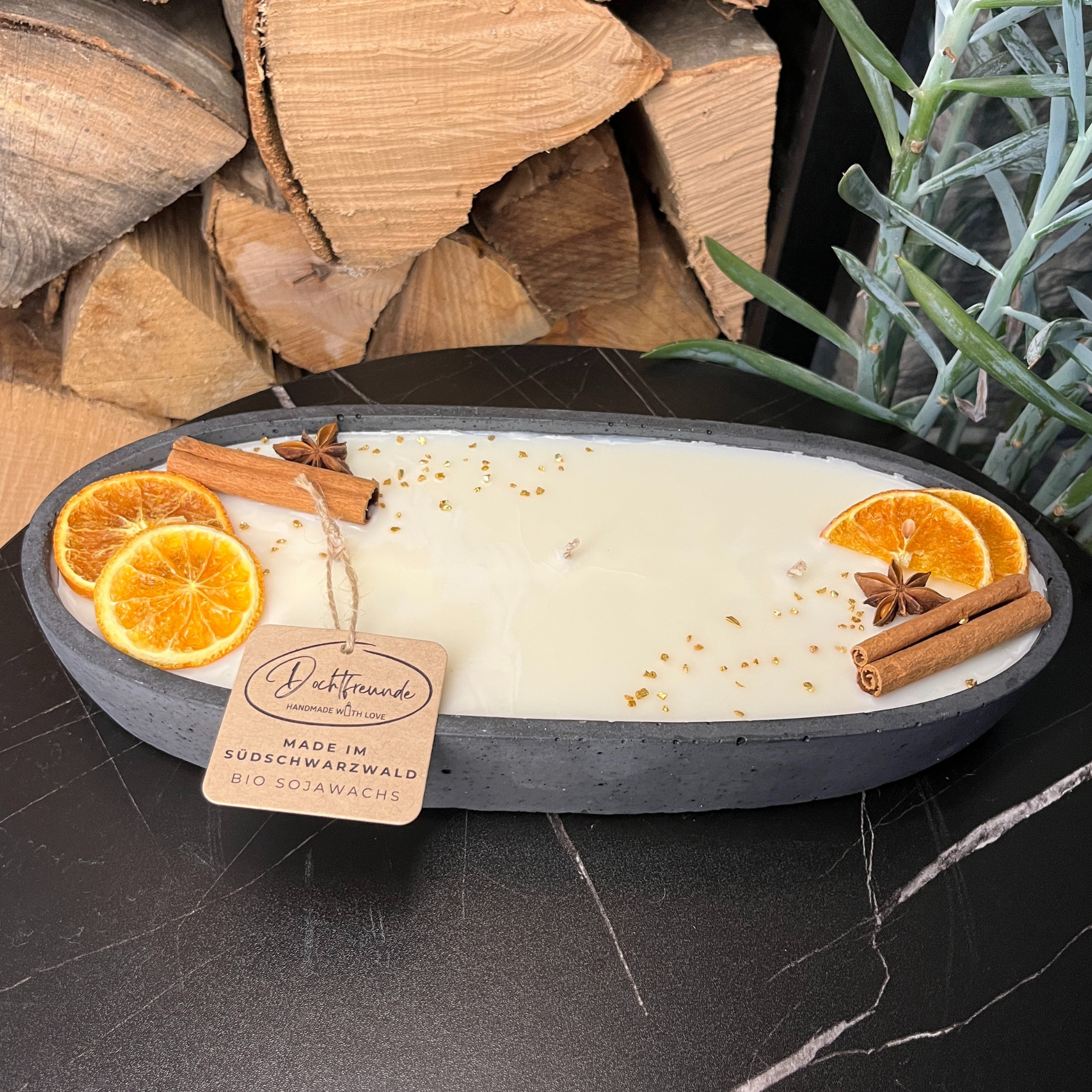 Black Edition - HANDGEMACHTE BETONKERZE "Black-Ship" - Stilvolle Sojawachskerze für Ihr Zuhause. Kerze mit Blütenverzierung und drei HOCHWERTIGEN Baumwolldochten - Garten-On.de