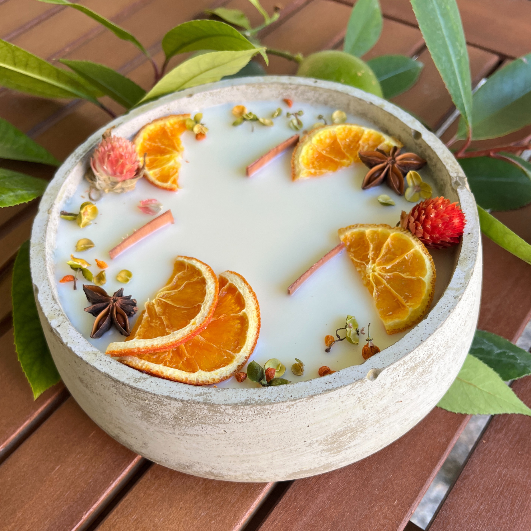 Große Outdoor Citronella-Betonkerze „Big Grey - Mugge Schreck“ – Mit drei Holdochten - Handgemachter Insektenschutz aus dem Südschwarzwald mit Blütenverzierung - Garten-On.de