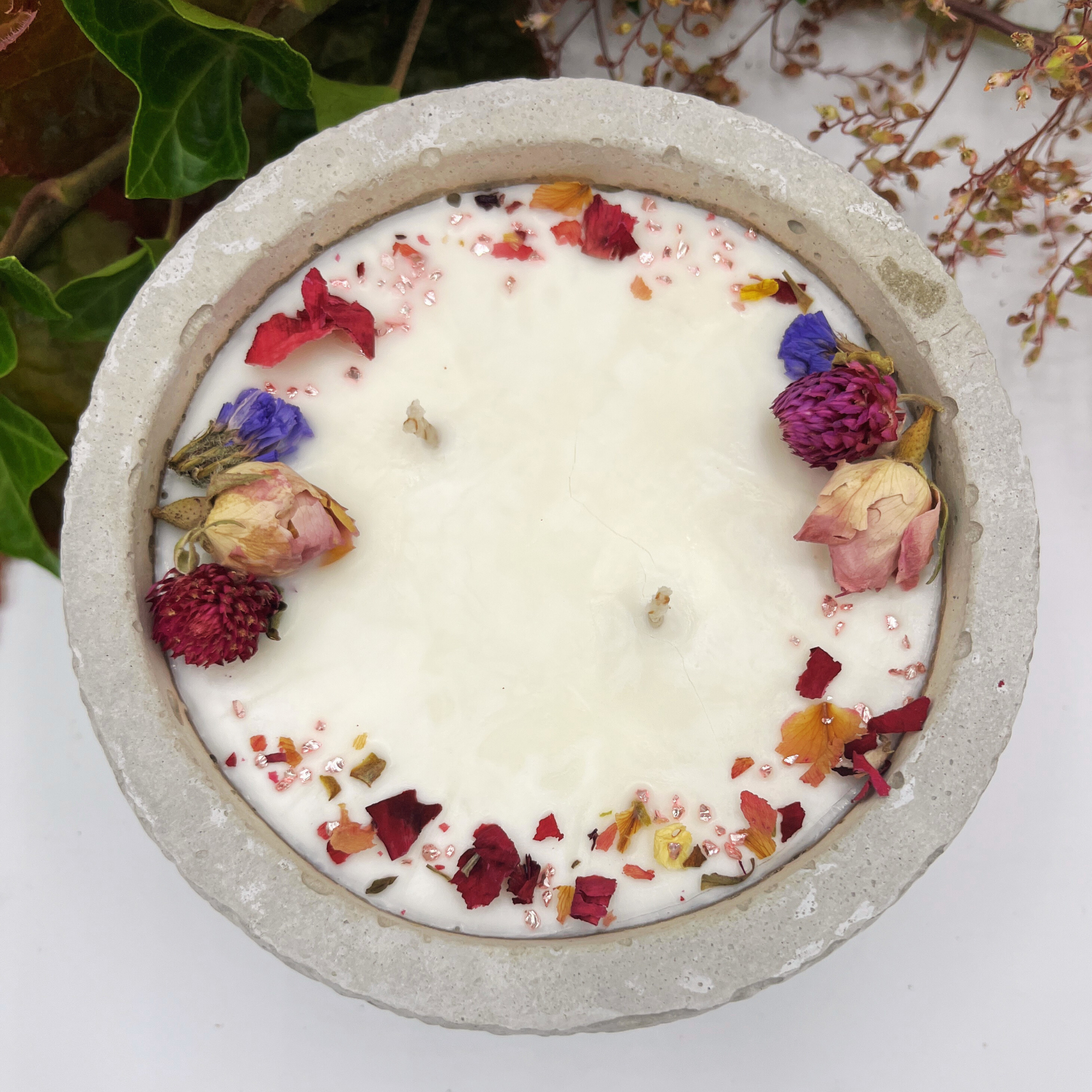 Handgefertigte Betonkerze Betongrau „Herbstglühen“ für Herbst und Winter - Stilvolle Sojawachskerze für Ihr Zuhause. Mit Blütenverzierung und HOCHWERTIGEM Baumwolldocht aus dem Südschwarzwald - Garten-On.de