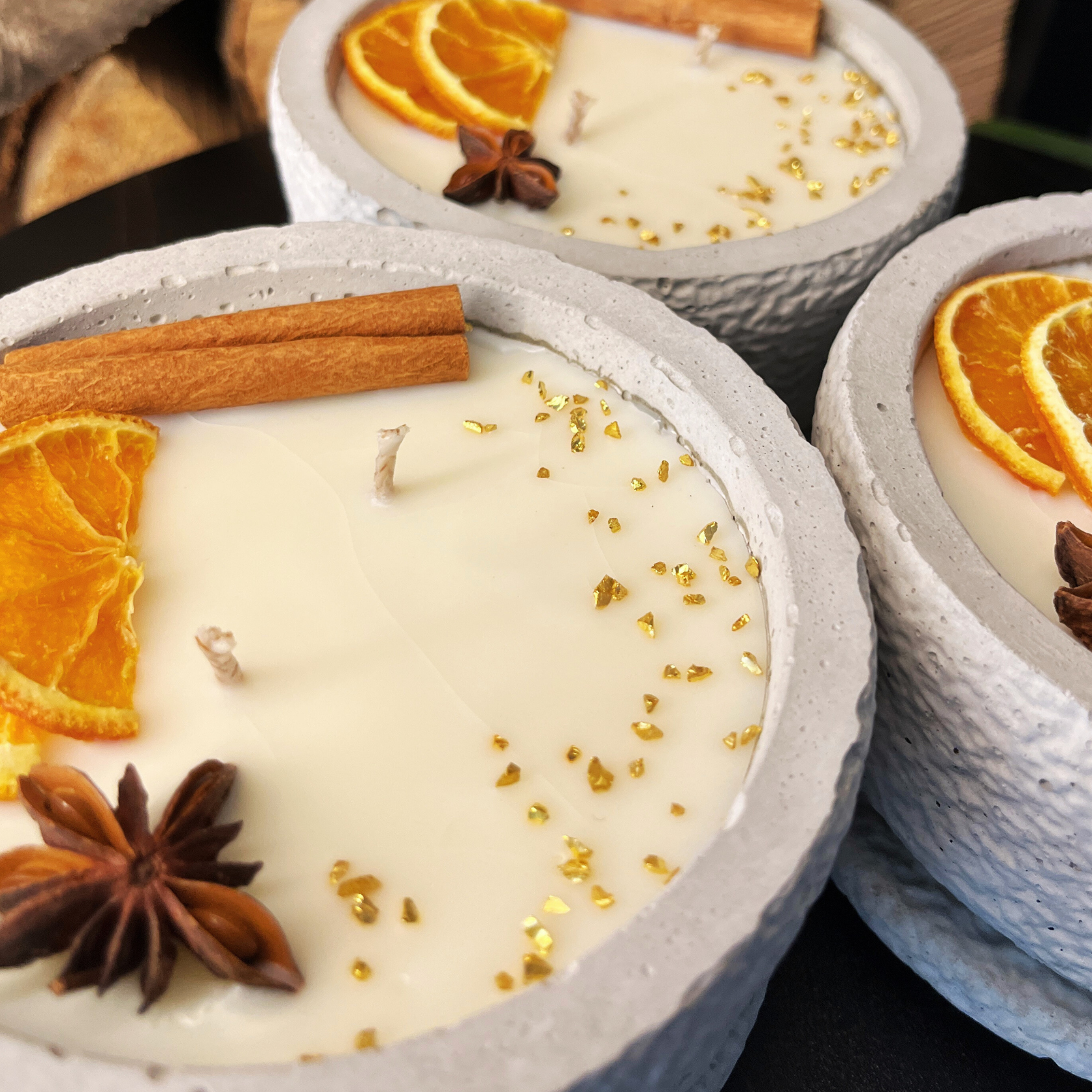 Betonkerzen-Set 4x Betongrau "Grey Cinnamon" - Aromaduftkerze - Stilvolle Sojawachskerze für Ihr Zuhause. Aromatherapie Kerze mit Blütenverzierung und HOCHWERTIGEM Baumwolldocht aus dem Südschwarzwald - Garten-On.de