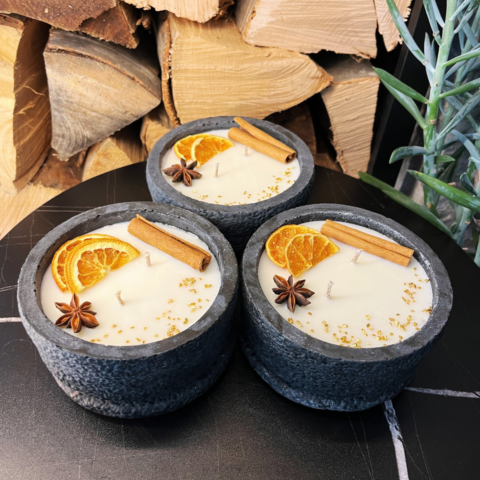 Handgemachtes Betonkerzen-Set 3x Schwarz "Black Cinnamon" - Stilvolle Sojawachskerze für Ihr Zuhause. Aromatherapie Kerze mit Blütenverzierung und HOCHWERTIGEM Baumwolldocht aus dem Südschwarzwald - Garten-On.de