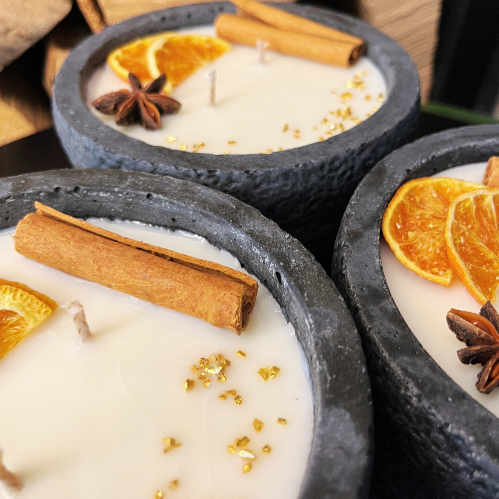 Handgemachtes Betonkerzen-Set 3x Schwarz "Black Cinnamon" - Stilvolle Sojawachskerze für Ihr Zuhause. Aromatherapie Kerze mit Blütenverzierung und HOCHWERTIGEM Baumwolldocht aus dem Südschwarzwald - Garten-On.de
