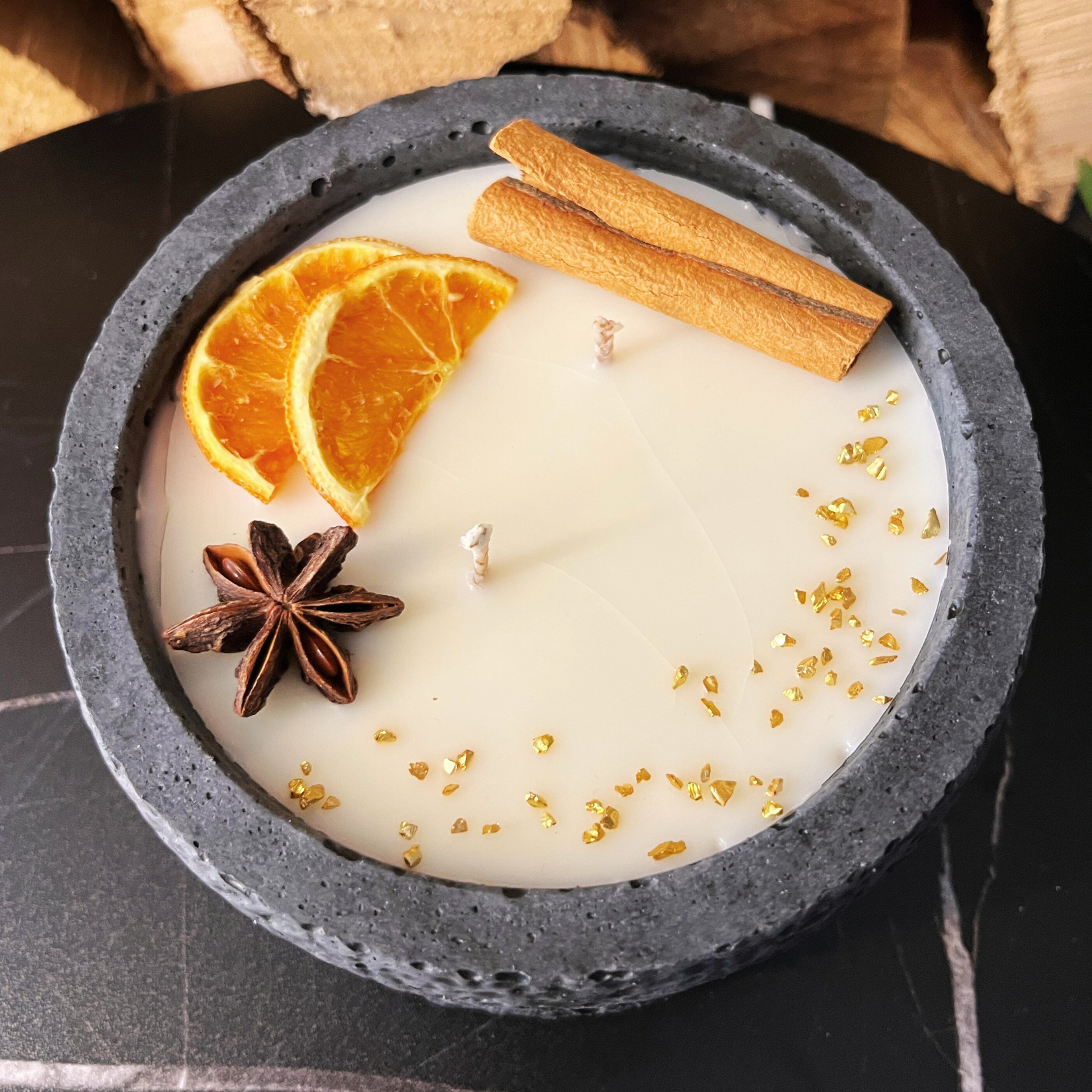 Handgemachtes Betonkerzen-Set 3x Schwarz "Black Cinnamon" - Stilvolle Sojawachskerze für Ihr Zuhause. Aromatherapie Kerze mit Blütenverzierung und HOCHWERTIGEM Baumwolldocht aus dem Südschwarzwald - Garten-On.de