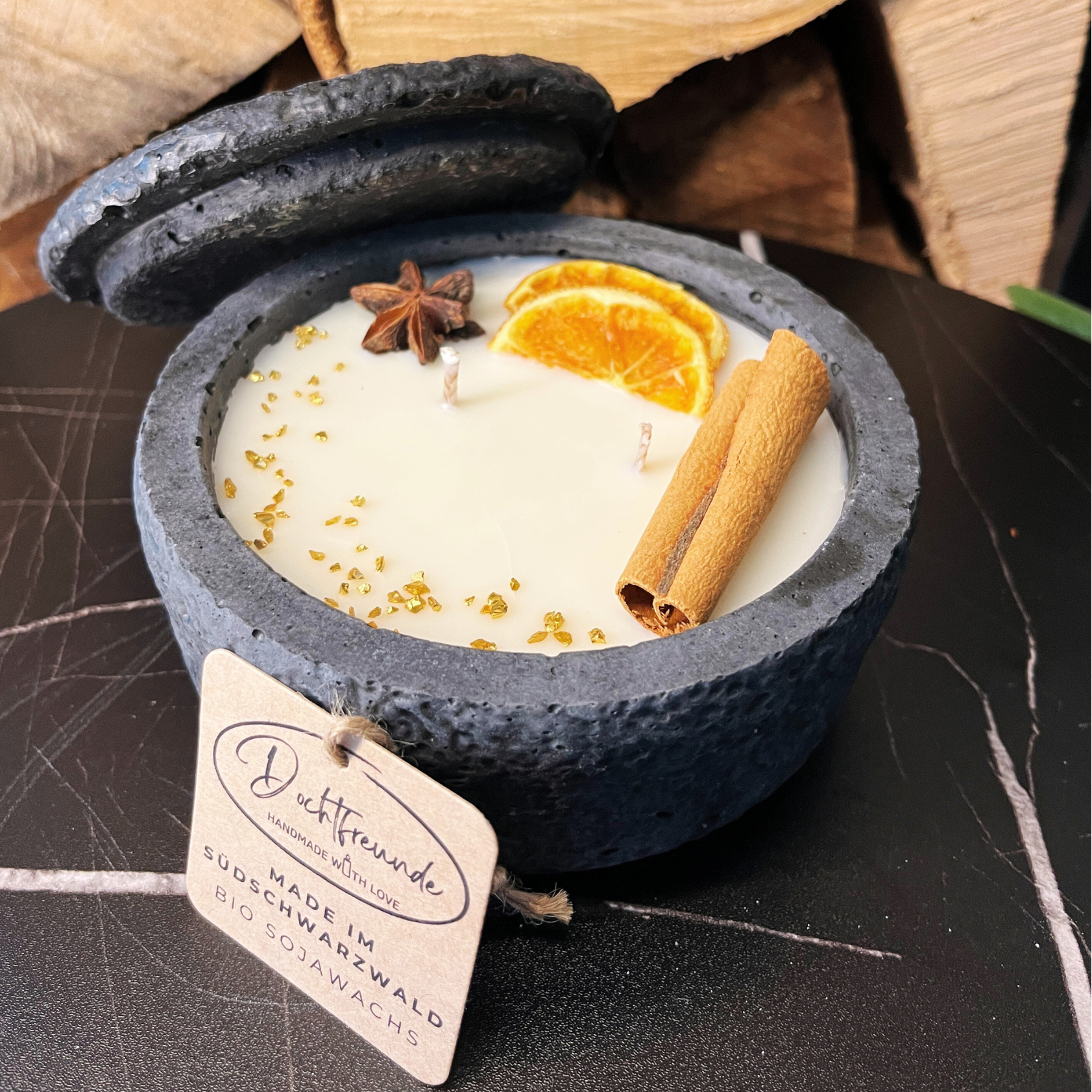 Handgemachtes Betonkerzen-Set 4x Schwarz "Black Cinnamon" - Stilvolle Sojawachskerze für Ihr Zuhause. Aromatherapie Kerze mit Blütenverzierung und HOCHWERTIGEM Baumwolldocht aus dem Südschwarzwald - Garten-On.de