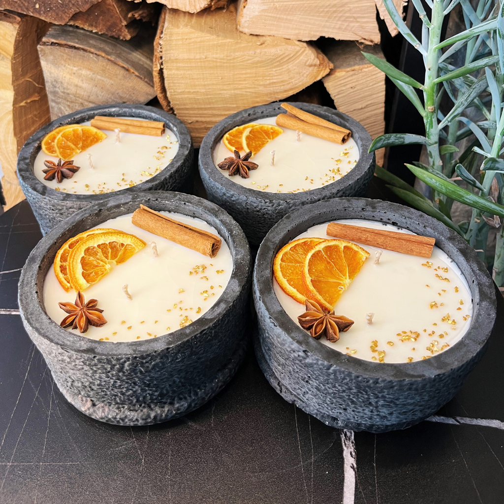 Handgemachtes Betonkerzen-Set 4x Schwarz "Black Cinnamon" - Stilvolle Sojawachskerze für Ihr Zuhause. Aromatherapie Kerze mit Blütenverzierung und HOCHWERTIGEM Baumwolldocht aus dem Südschwarzwald - Garten-On.de