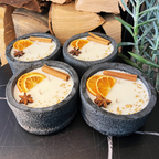 Handgemachtes Betonkerzen-Set 4x Schwarz "Black Cinnamon" - Stilvolle Sojawachskerze für Ihr Zuhause. Aromatherapie Kerze mit Blütenverzierung und HOCHWERTIGEM Baumwolldocht aus dem Südschwarzwald - Garten-On.de