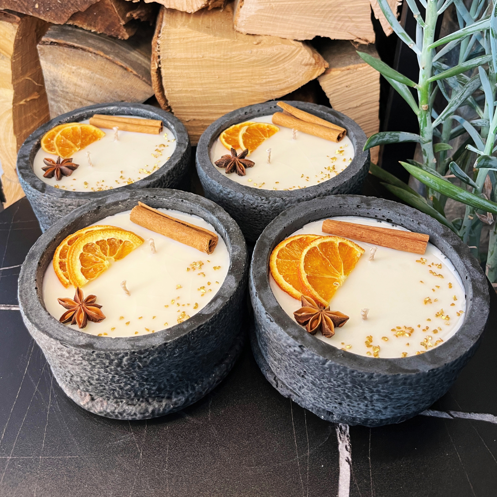 Handgemachtes Betonkerzen-Set 4x Schwarz "Black Cinnamon" - Stilvolle Sojawachskerze für Ihr Zuhause. Aromatherapie Kerze mit Blütenverzierung und HOCHWERTIGEM Baumwolldocht aus dem Südschwarzwald - Garten-On.de