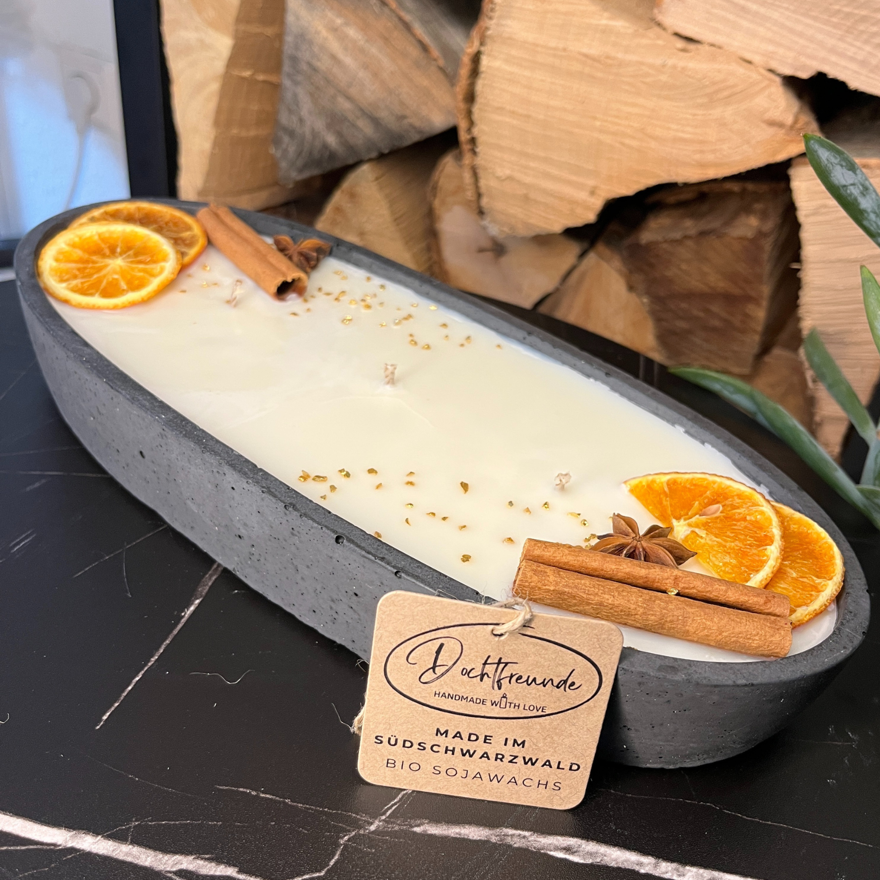 Black Edition - HANDGEMACHTE BETONKERZE "Black-Ship" - Stilvolle Sojawachskerze für Ihr Zuhause. Kerze mit Blütenverzierung und drei HOCHWERTIGEN Baumwolldochten - Garten-On.de