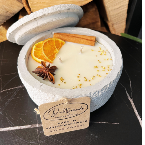 Betonkerzen-Set 4x Betongrau "Grey Cinnamon" - Aromaduftkerze - Stilvolle Sojawachskerze für Ihr Zuhause. Aromatherapie Kerze mit Blütenverzierung und HOCHWERTIGEM Baumwolldocht aus dem Südschwarzwald - Garten-On.de