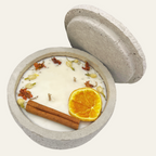 Zwei Docht Betonkerze Betongrau „Grey Orange“ für Herbst und Winter - Stilvolle Aroma Sojawachskerze für Ihr Zuhause. Mit Blütenverzierung und HOCHWERTIGEM Baumwolldocht aus dem Südschwarzwald - Garten-On.de