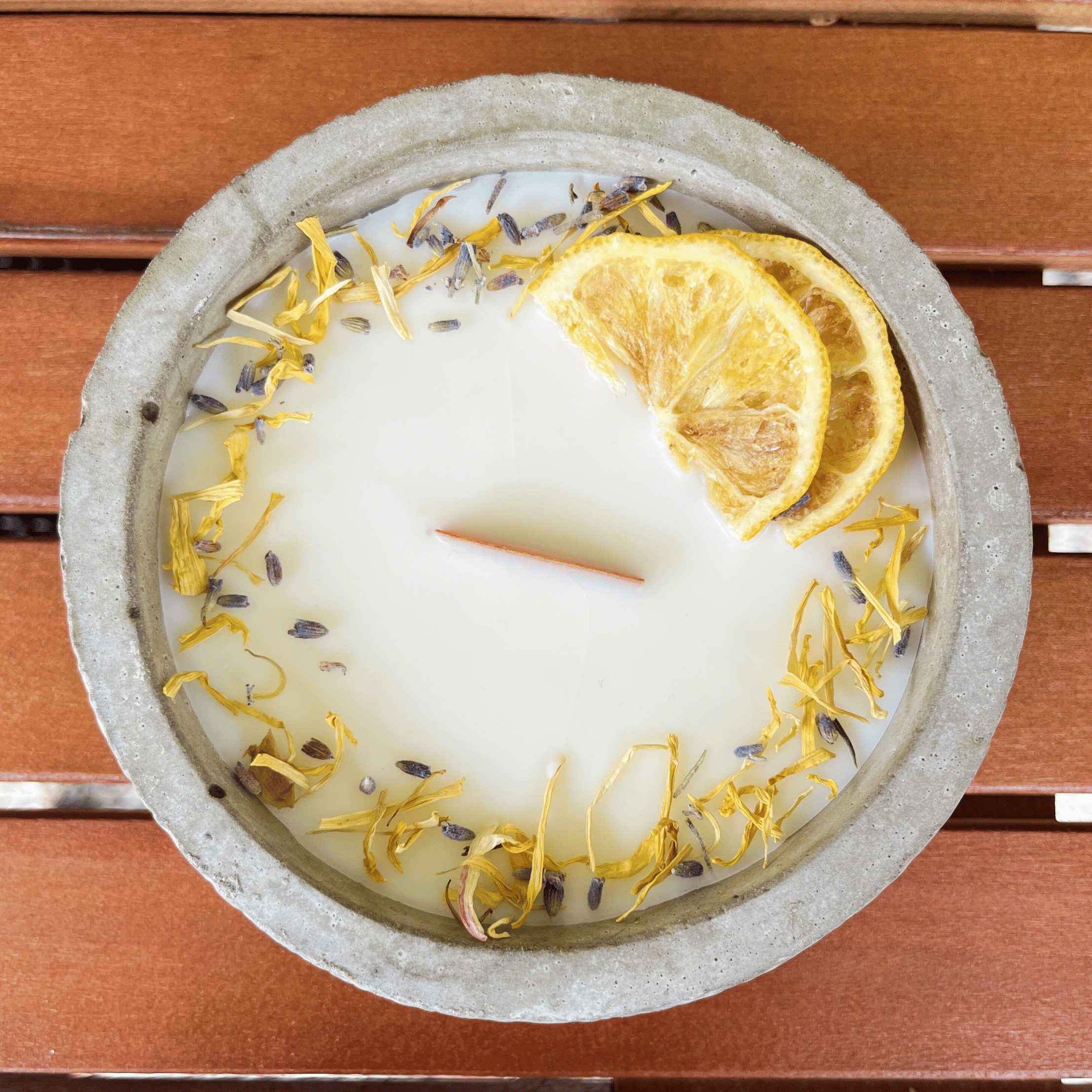 Limitierte Einzelstücke: Outdoor Citronella-Betonkerze „Mugge Schreck“ – Handgemachter Insektenschutz aus dem Südschwarzwald mit Blütenverzierung - Garten-On.de