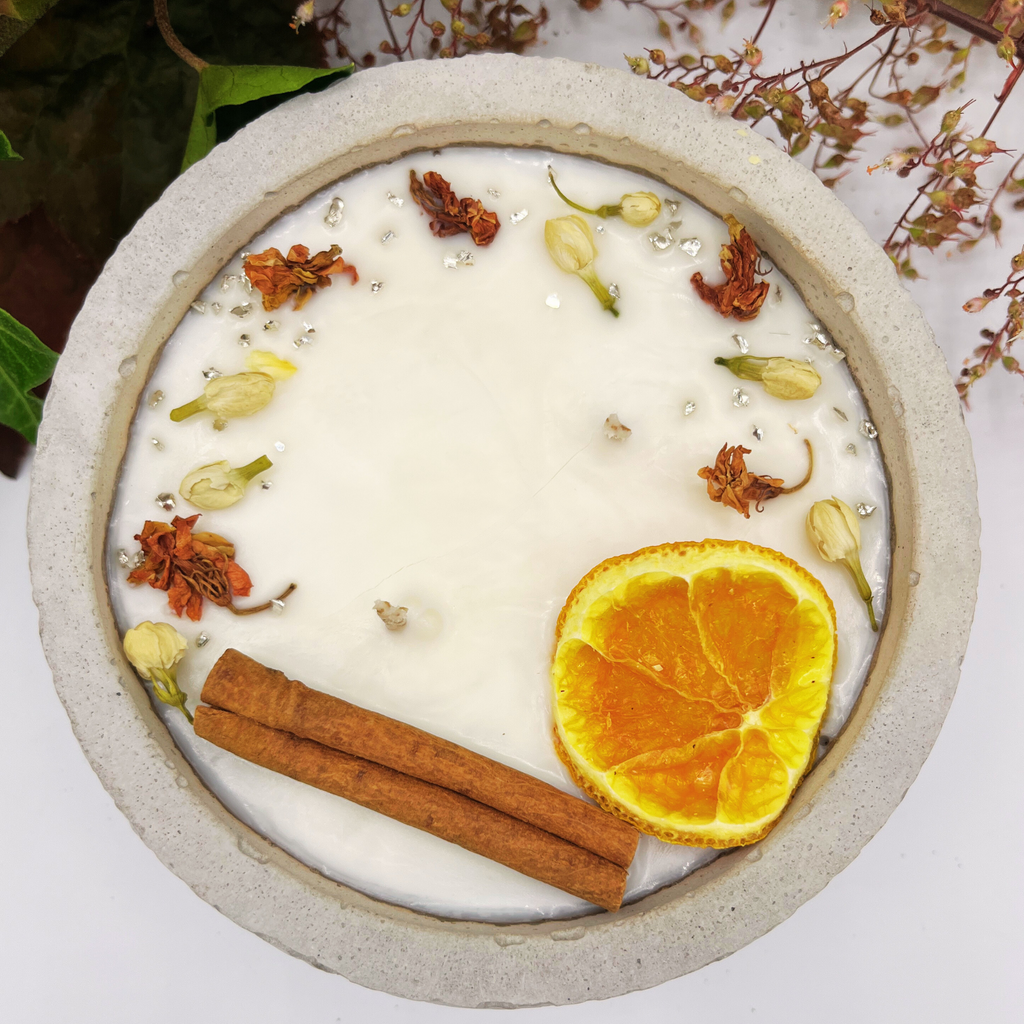 Zwei Docht Betonkerze Betongrau „Grey Orange“ für Herbst und Winter - Stilvolle Aroma Sojawachskerze für Ihr Zuhause. Mit Blütenverzierung und HOCHWERTIGEM Baumwolldocht aus dem Südschwarzwald - Garten-On.de