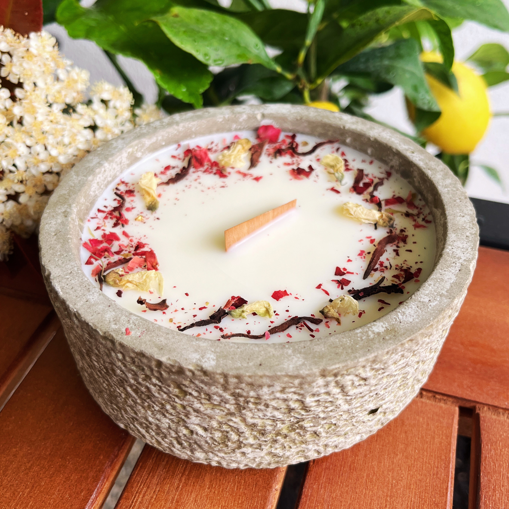 Outdoor Citronella-Betonkerzenset  „Grey - Mugge Schreck“ – Handgemachter Insektenschutz aus dem Südschwarzwald mit Blütenverzierung  3x Betonkerzen im Set - Garten-On.de