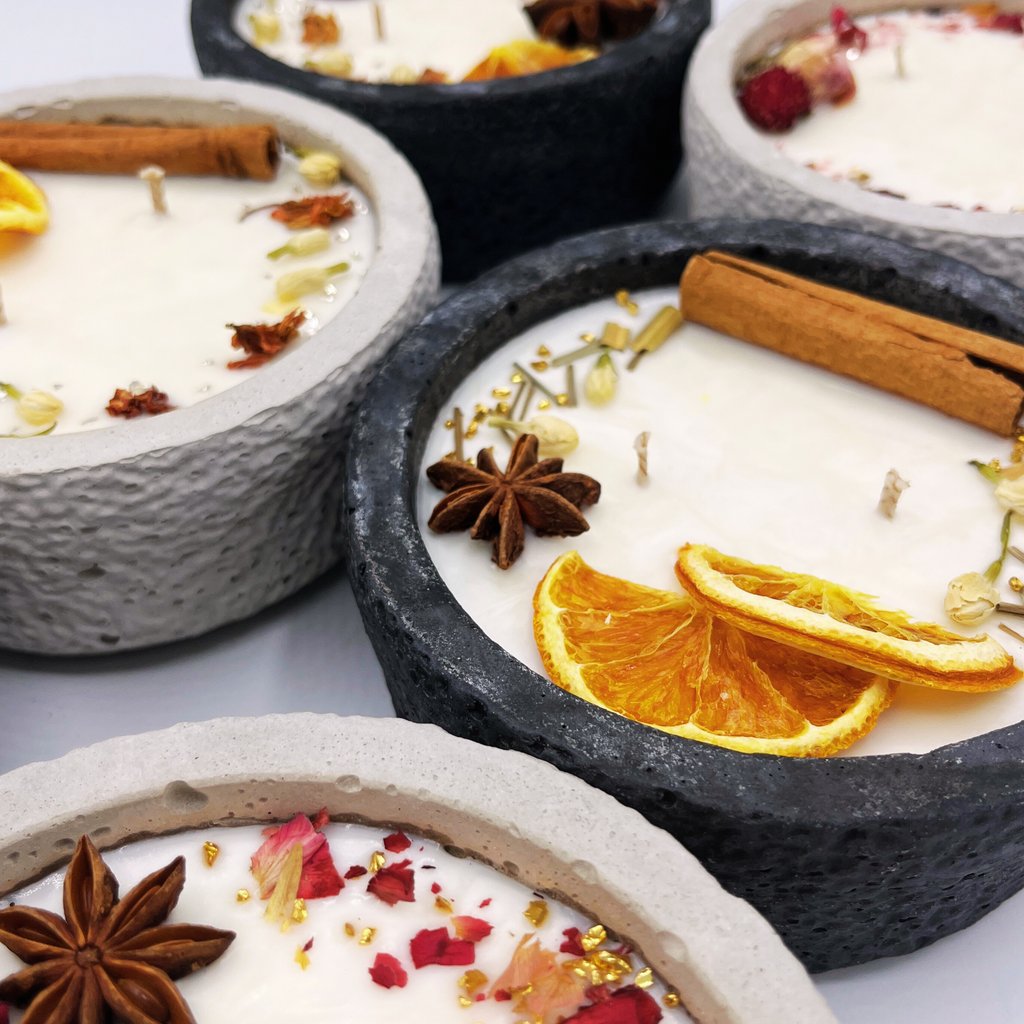 Zwei Docht Betonkerze Betongrau „Grey Orange“ für Herbst und Winter - Stilvolle Aroma Sojawachskerze für Ihr Zuhause. Mit Blütenverzierung und HOCHWERTIGEM Baumwolldocht aus dem Südschwarzwald - Garten-On.de