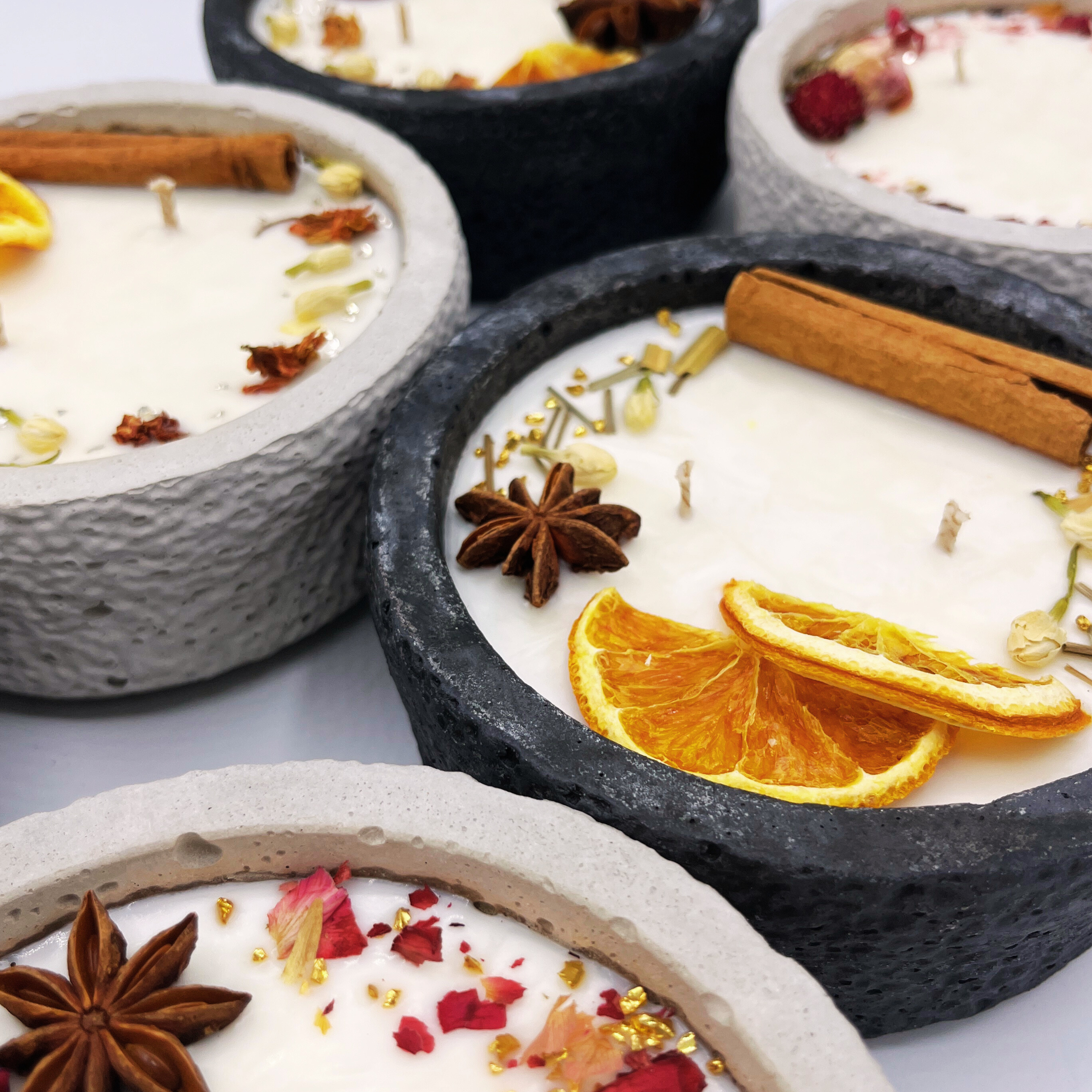 Zwei Docht Betonkerze Betongrau „Grey Orange“ für Herbst und Winter - Stilvolle Aroma Sojawachskerze für Ihr Zuhause. Mit Blütenverzierung und HOCHWERTIGEM Baumwolldocht aus dem Südschwarzwald - Garten-On.de