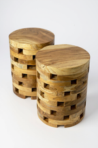 Teakholz Beistelltisch – Handgefertigt im Laminated Block Design - Natürlicher Holztisch aus Teak - Wohnzimmer & Schlafzimmer - 35x35x50 cm - Garten-On.de
