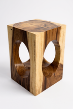 Holz Beistelltisch – Couchtisch Blumenhocker Hocker - Handgefertigt – Eckig mit O-Ausschnitt Suarholz - 45x30x30 cm - Garten-On.de