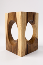 Holz Beistelltisch – Couchtisch Blumenhocker Hocker - Handgefertigt – Eckig mit O-Ausschnitt Suarholz - 45x30x30 cm - Garten-On.de