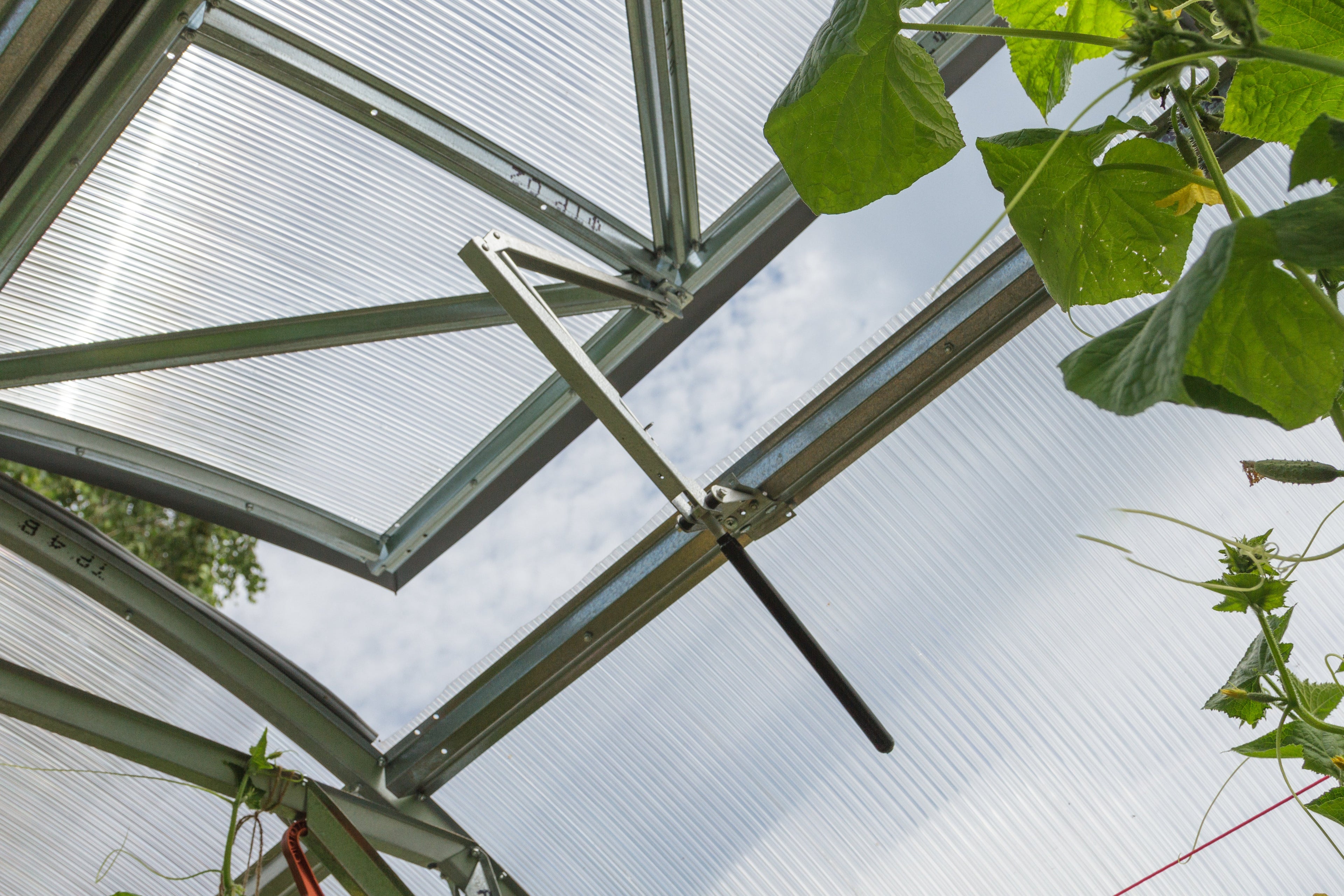 Dachfenster + Automatik für Gewächshaus GARTENJÄGER2 Nachrüstbare Belüftungsfenster, Erhöht die Luftzirkulation-Garten-On.de