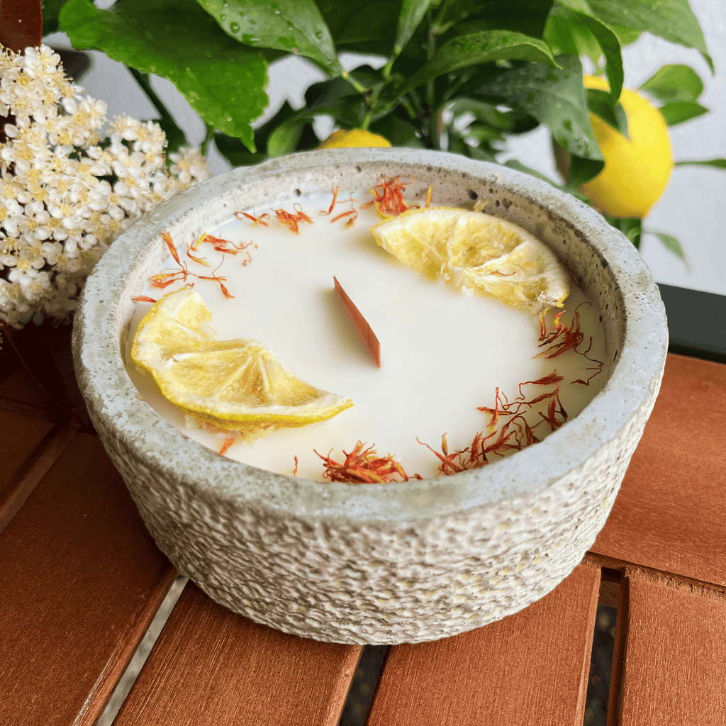 Limitierte Einzelstücke: Outdoor Citronella-Betonkerze „Mugge Schreck“ – Handgemachter Insektenschutz aus dem Südschwarzwald mit Blütenverzierung - Garten-On.de