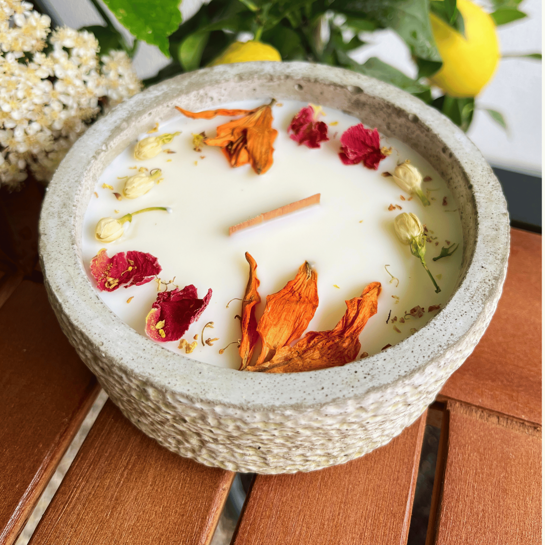 Limitierte Einzelstücke: Outdoor Citronella-Betonkerze „Mugge Schreck“ – Handgemachter Insektenschutz aus dem Südschwarzwald mit Blütenverzierung - Garten-On.de
