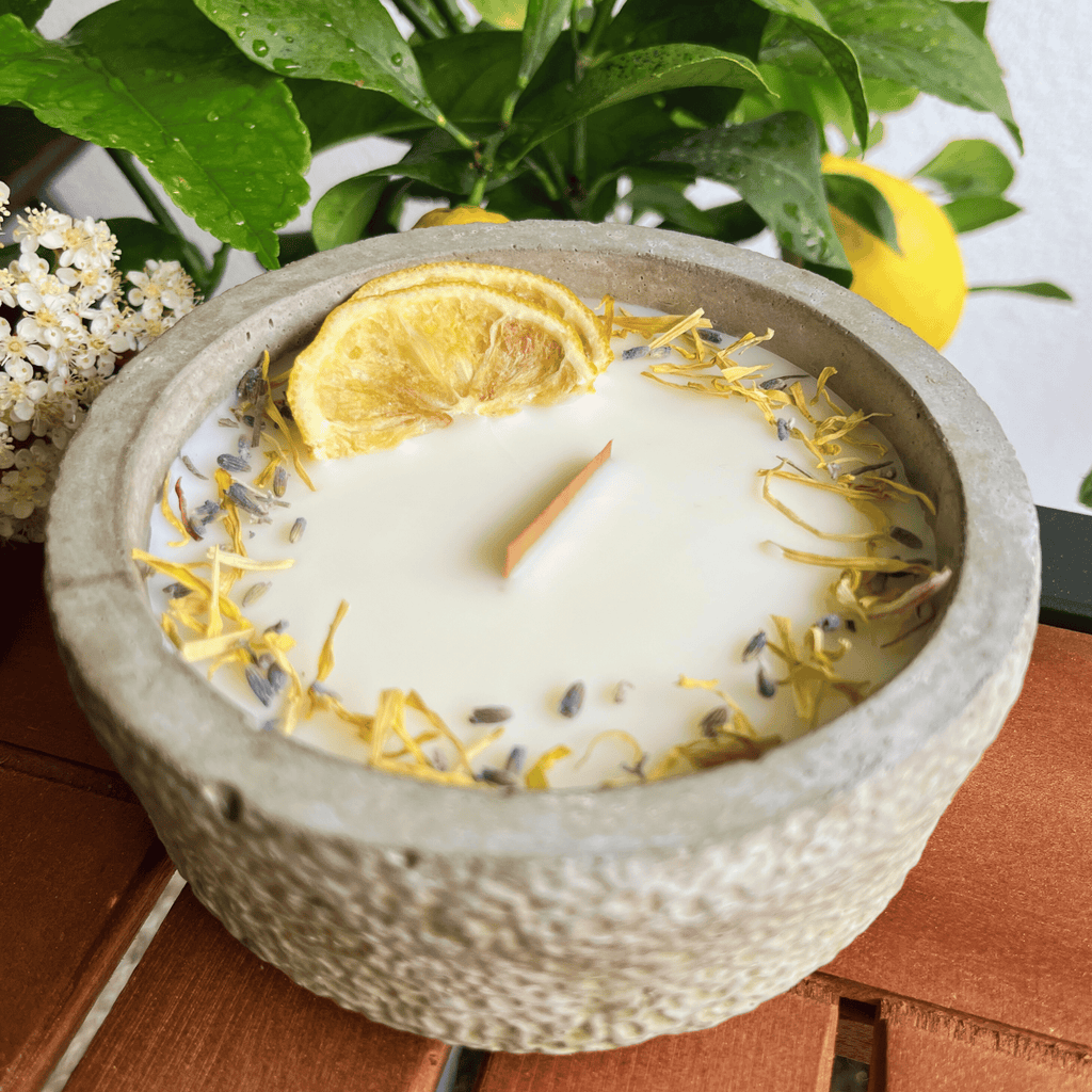 Limitierte Einzelstücke: Outdoor Citronella-Betonkerze „Mugge Schreck“ – Handgemachter Insektenschutz aus dem Südschwarzwald mit Blütenverzierung - Garten-On.de