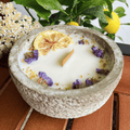 Limitierte Einzelstücke: Outdoor Citronella-Betonkerze „Mugge Schreck“ – Handgemachter Insektenschutz aus dem Südschwarzwald mit Blütenverzierung - Garten-On.de