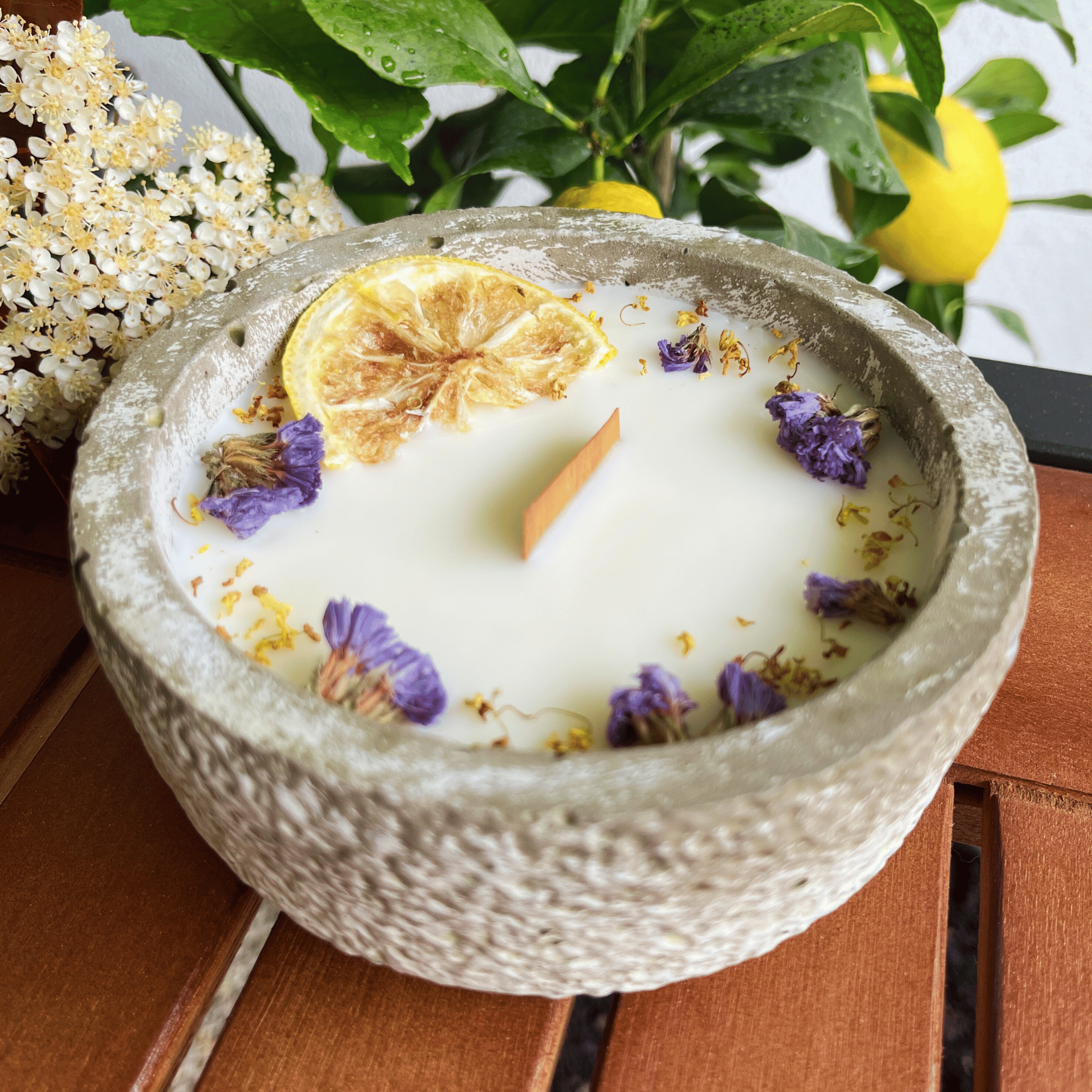 Limitierte Einzelstücke: Outdoor Citronella-Betonkerze „Mugge Schreck“ – Handgemachter Insektenschutz aus dem Südschwarzwald mit Blütenverzierung - Garten-On.de