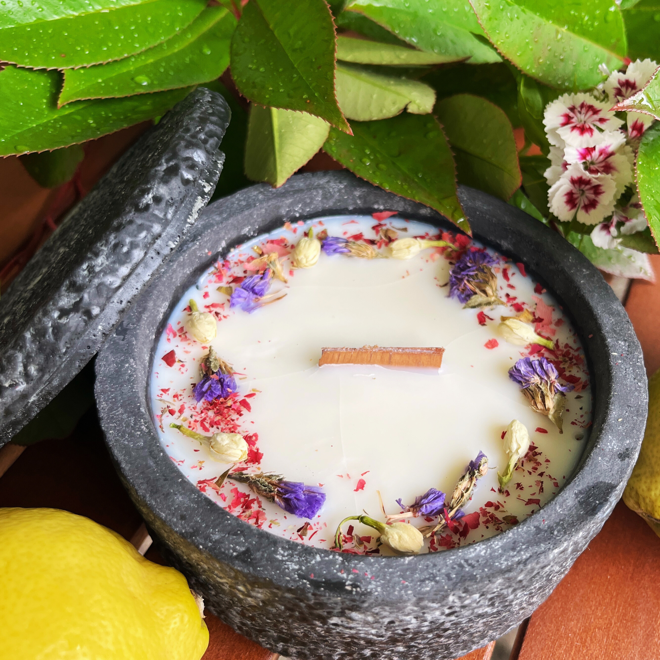 Citronella Sommerkerze im Betongefäß – Stilvolle Sojawachskerze Betonfeuer mit Blütenverzierung & hochwertigem Holzdocht handgemacht aus dem Südschwarzwald für Outdoor & Zuhause - Garten-On.de