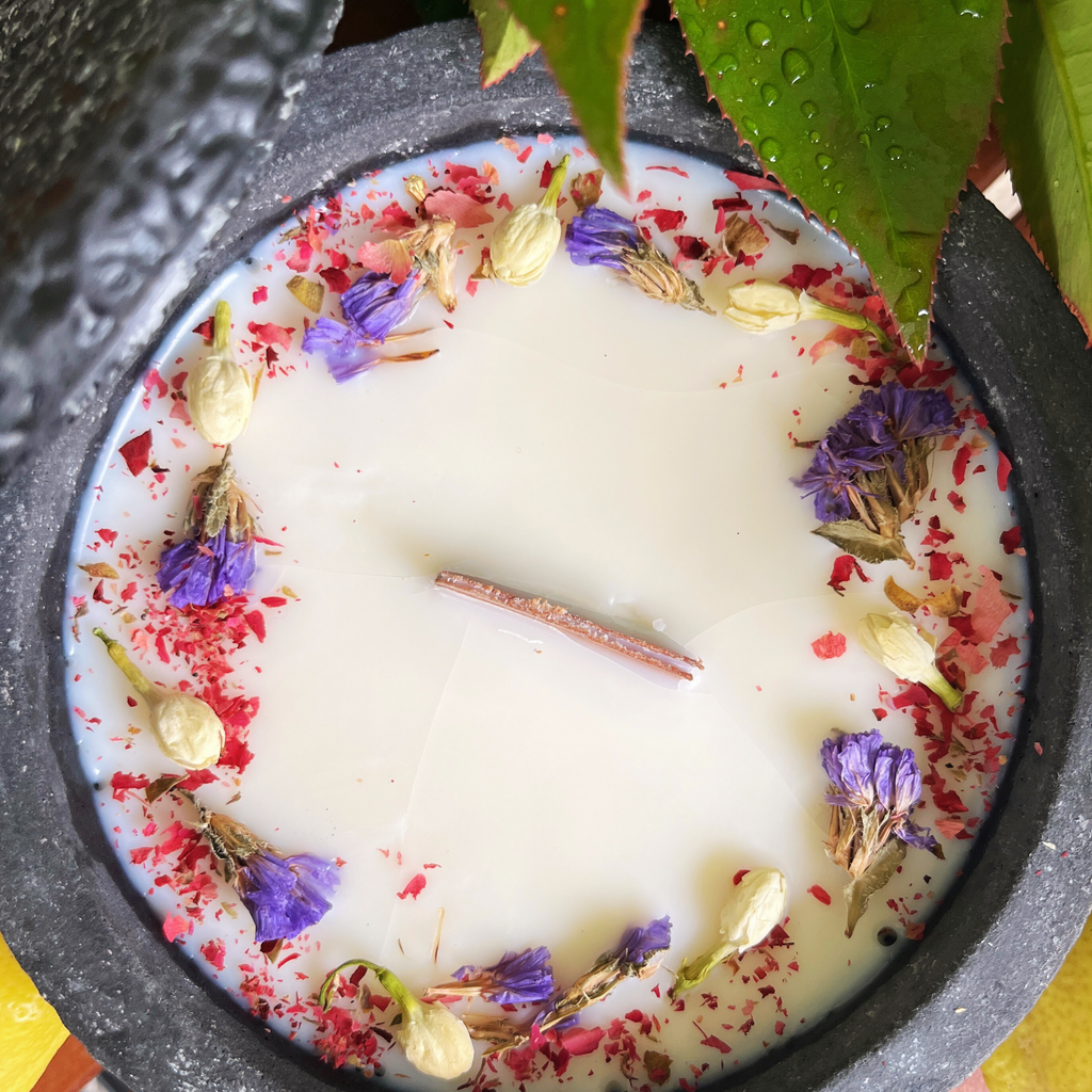 Citronella Sommerkerze im Betongefäß – Stilvolle Sojawachskerze Betonfeuer mit Blütenverzierung & hochwertigem Holzdocht handgemacht aus dem Südschwarzwald für Outdoor & Zuhause - Garten-On.de