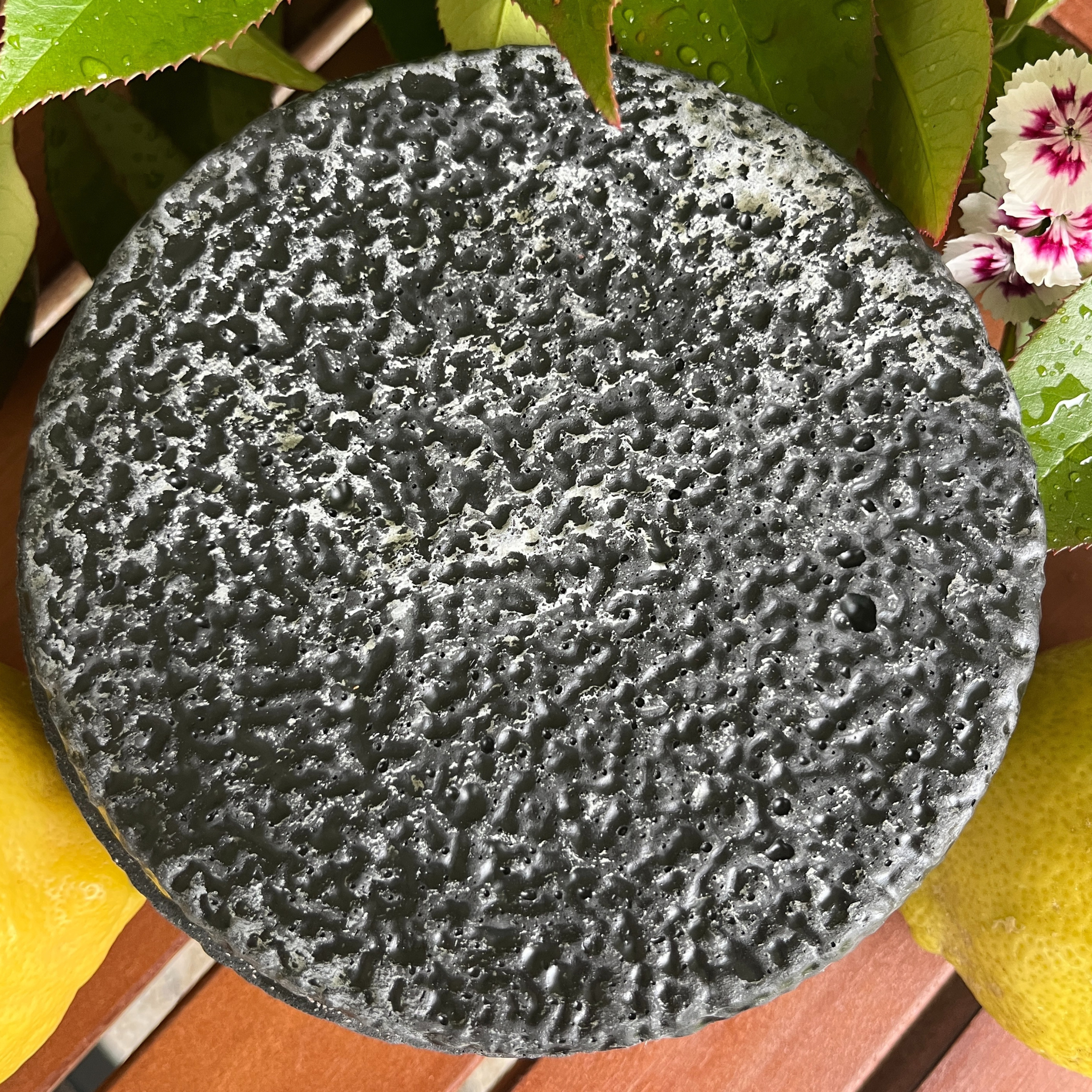 Black Edition HANDGEMACHTE Citronella BETONKERZE - Stilvolle Sojawachskerze für Ihr Zuhause. Outdoor Kerze mit Blütenverzierung und HOCHWERTIGEM Holzdocht aus dem Südschwarzwald - Garten-On.de