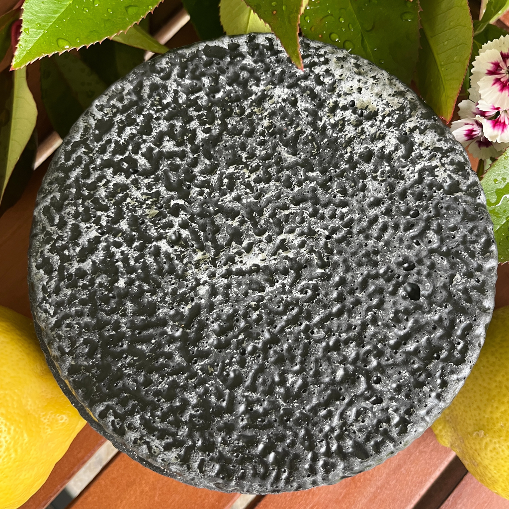 Black Edition HANDGEMACHTE Citronella BETONKERZE - Stilvolle Sojawachskerze für Ihr Zuhause. Outdoor Kerze mit Blütenverzierung und HOCHWERTIGEM Holzdocht aus dem Südschwarzwald - Garten-On.de