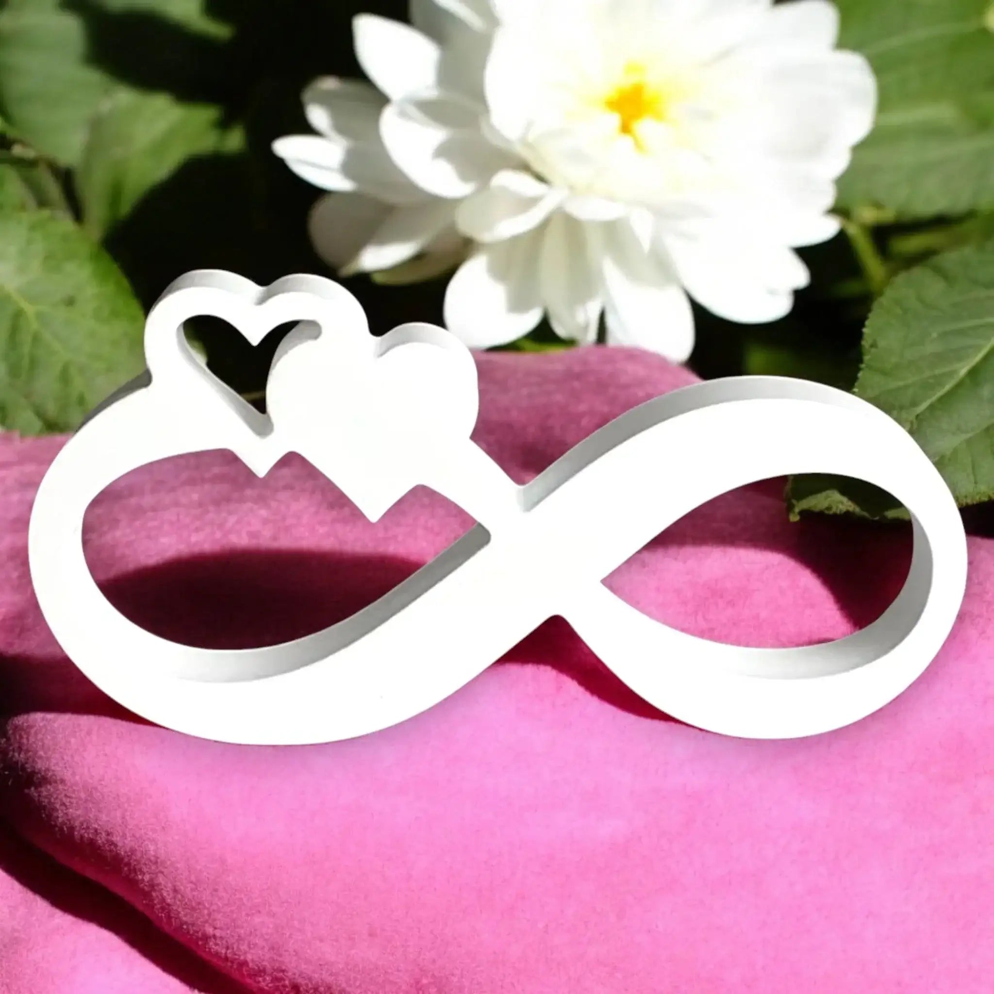 Infinity-Deko mit Herz – Symbol unendlicher Liebe im modernen Design - Garten-On.de